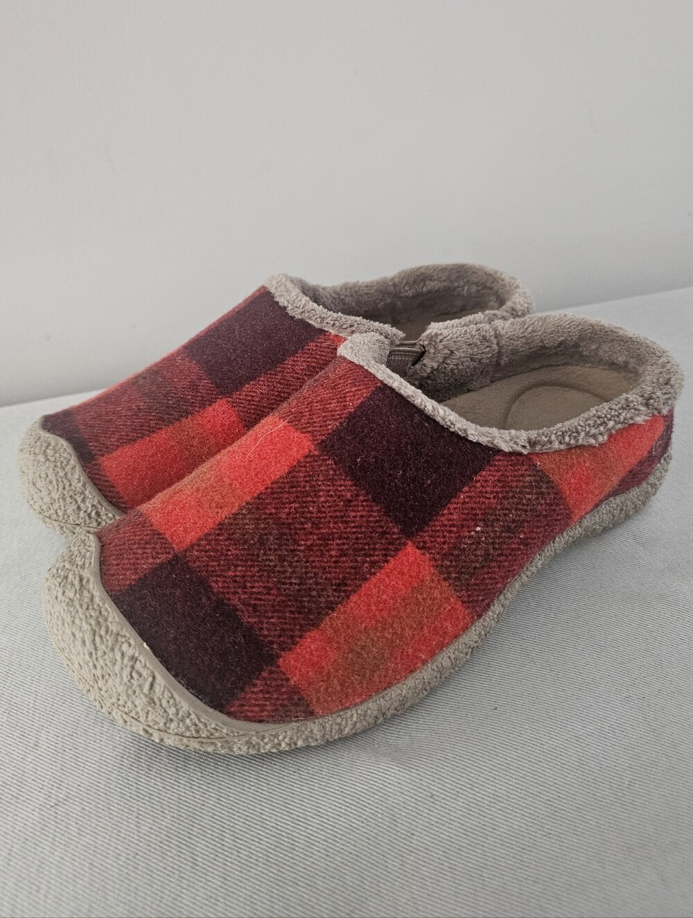 KEEN Howser lll Womens Black & Red Buffalo Plaid Slides, Shoes, Slippers